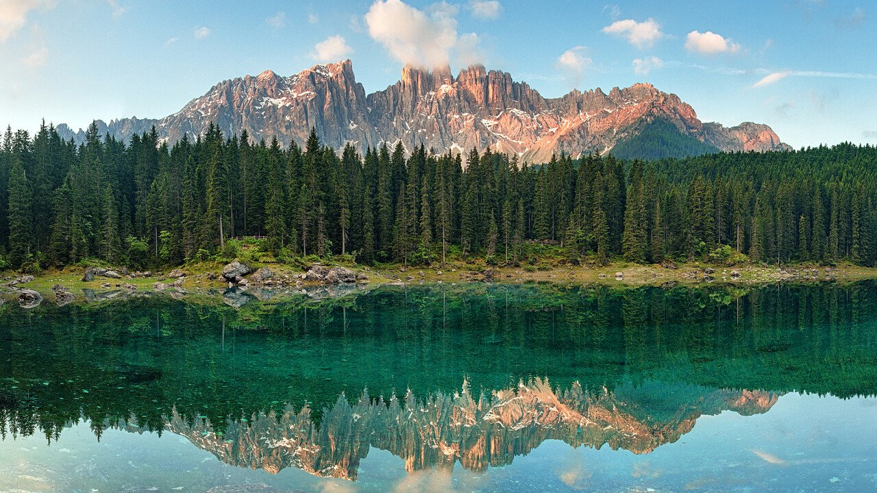 Il Lago di Carezza in estate - Val d'Ega in Alto Adige