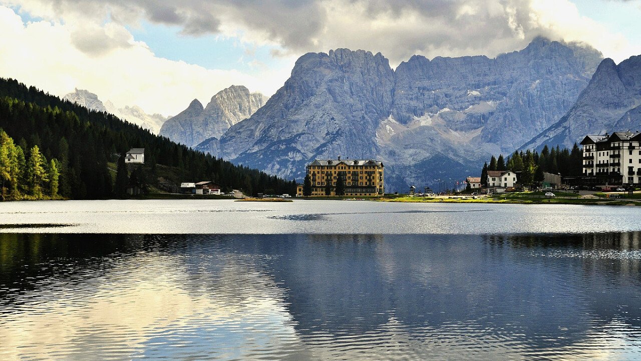 Il lago di Misurina in estate e i suoi panorami dolomitici