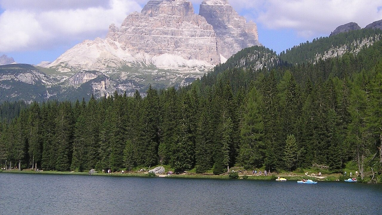 Estate al Lago di Misurina ai piedi delle Tre Cime di Lavaredo nelle Dolomiti UNESCO