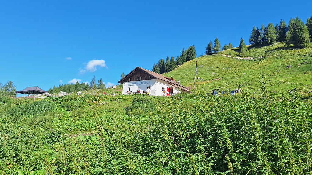 Città di Fiume Hut at the foot of Mount Pelmo
