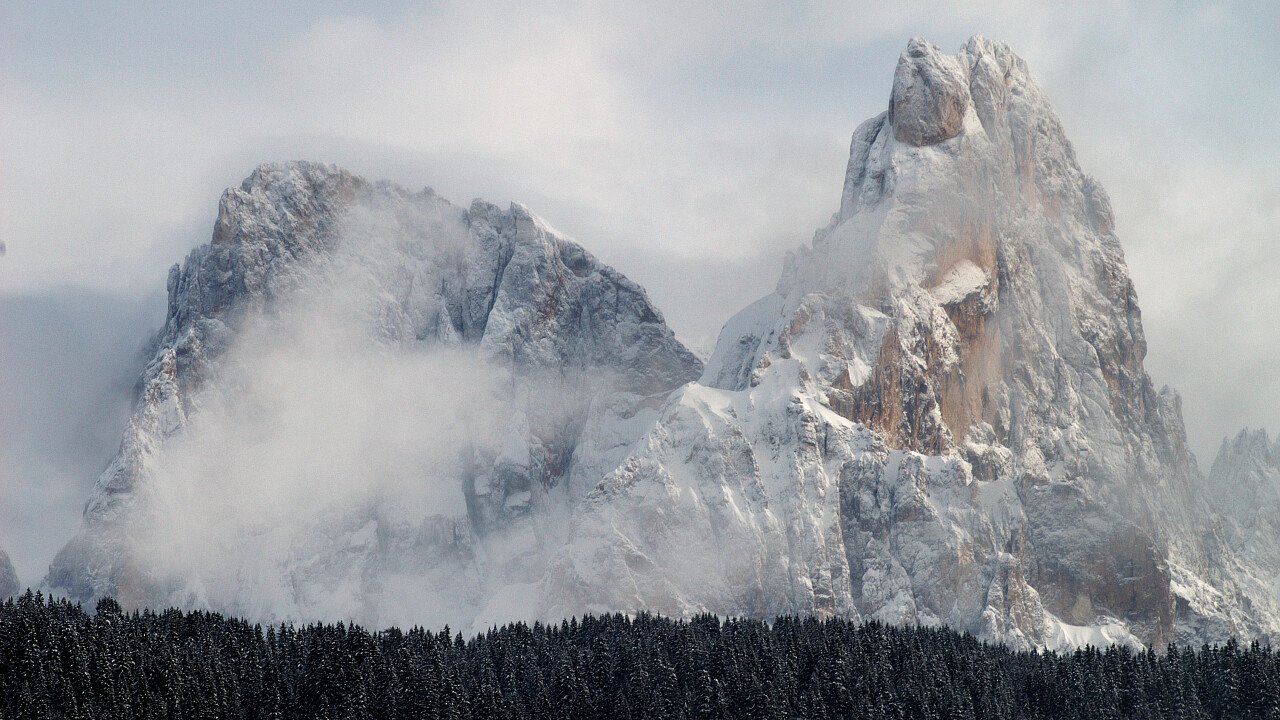 Nuvole attorno al Passo Rolle in Trentino
