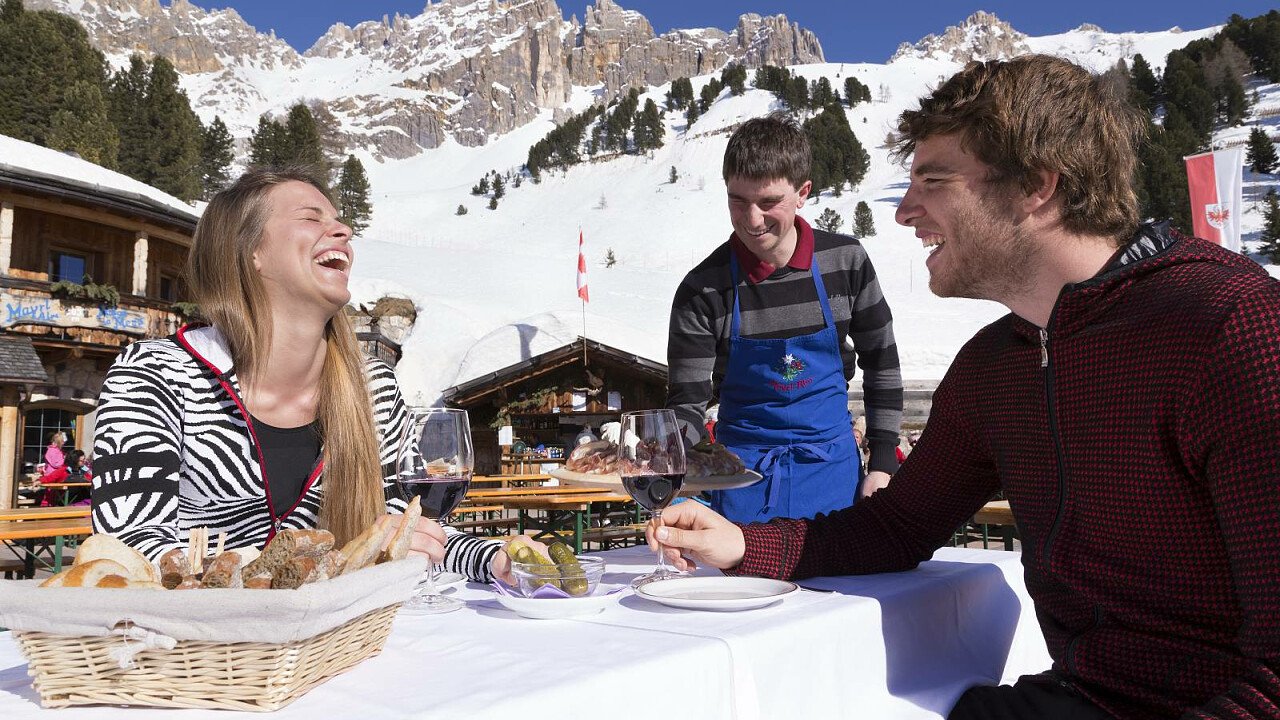 Aperitivi in rifugio ad Obereggen in Val d'Ega