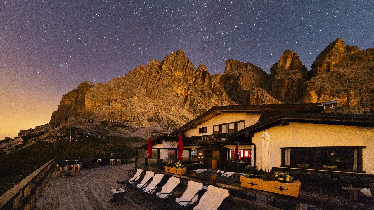 Notte stellata al Rifugio Pomedes, sopra Cortina d'Ampezzo, nel Gruppo delle Tofane