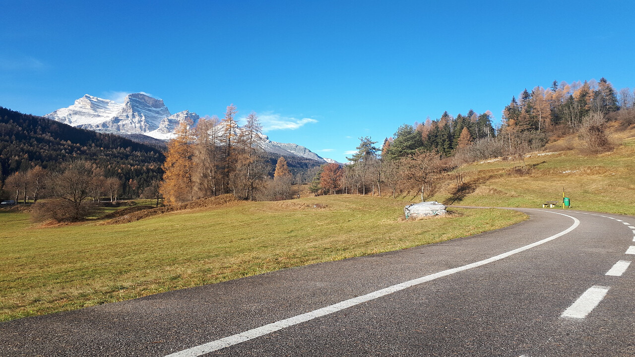 Ciclabile delle Dolomiti con vista Pelmo