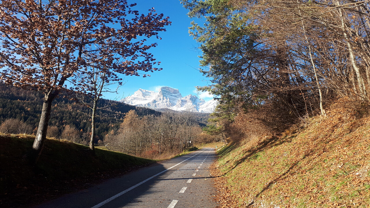 Ciclabile delle Dolomiti in autunno