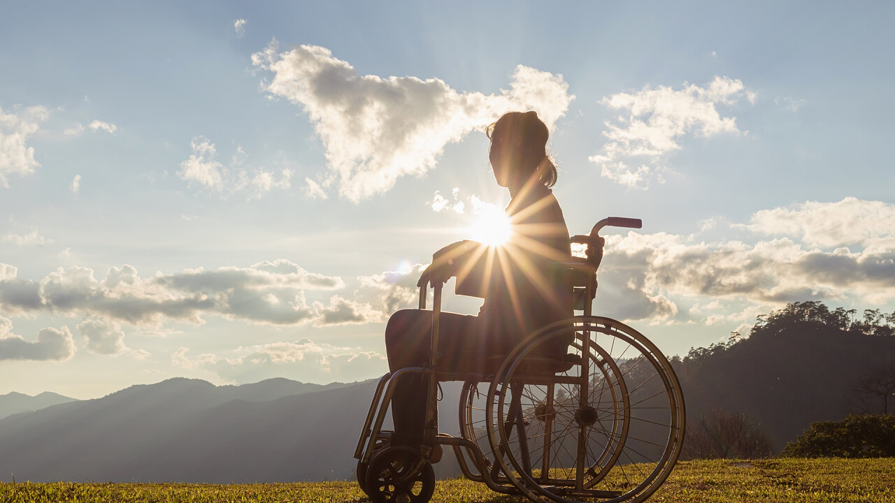 uomo_carrozzina_su_prato_shutterstock