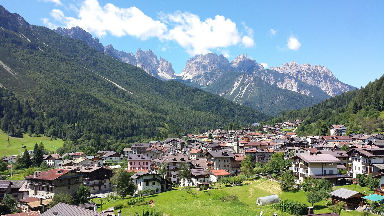 paese_forni_sopra_estate_dreamstime_coradazzir