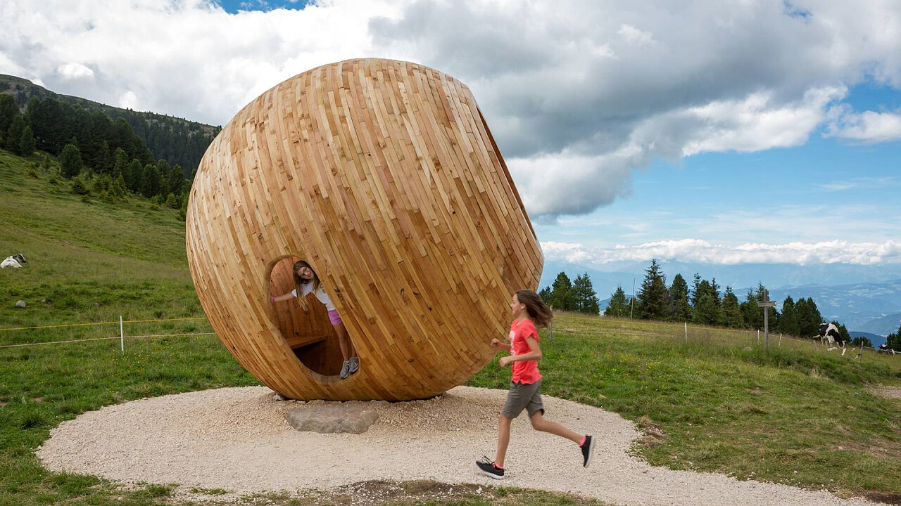 Ragazza che corre vicino al Latemarium