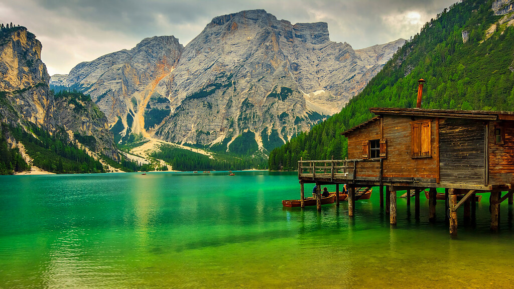 Tour of the Braies lake