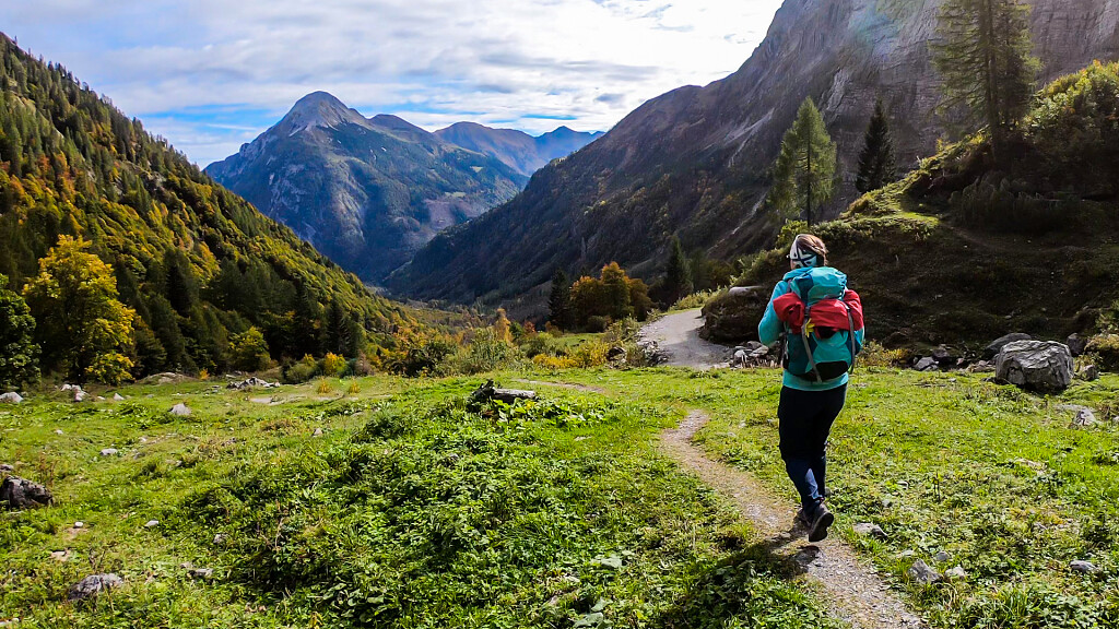 L'alto sentiero di Rasciesa: pianeggiante escursione verso il Rifugio Malga Brogles