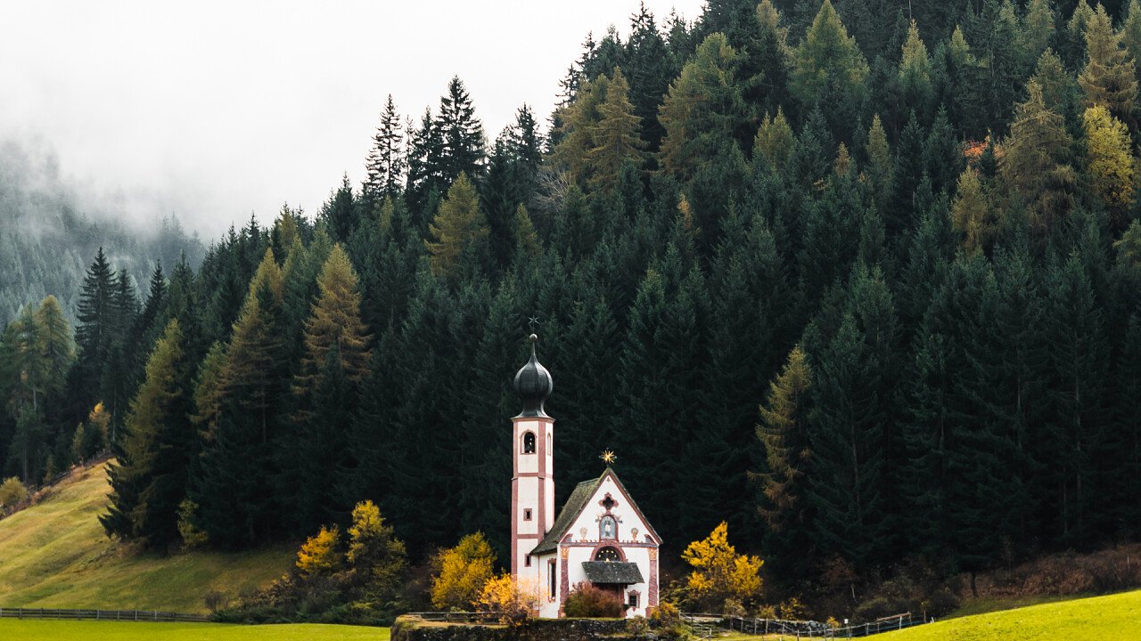autunno_chiesa_san_giovanni_in_ranui_val_di_funes_picjumbo_viktor_hanacek