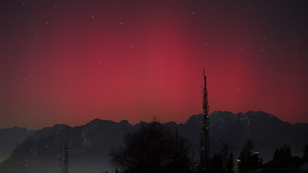 Die Dolomiten färben sich rot. Nordlicht oder SAR? Wo und wann kann man es sehen?