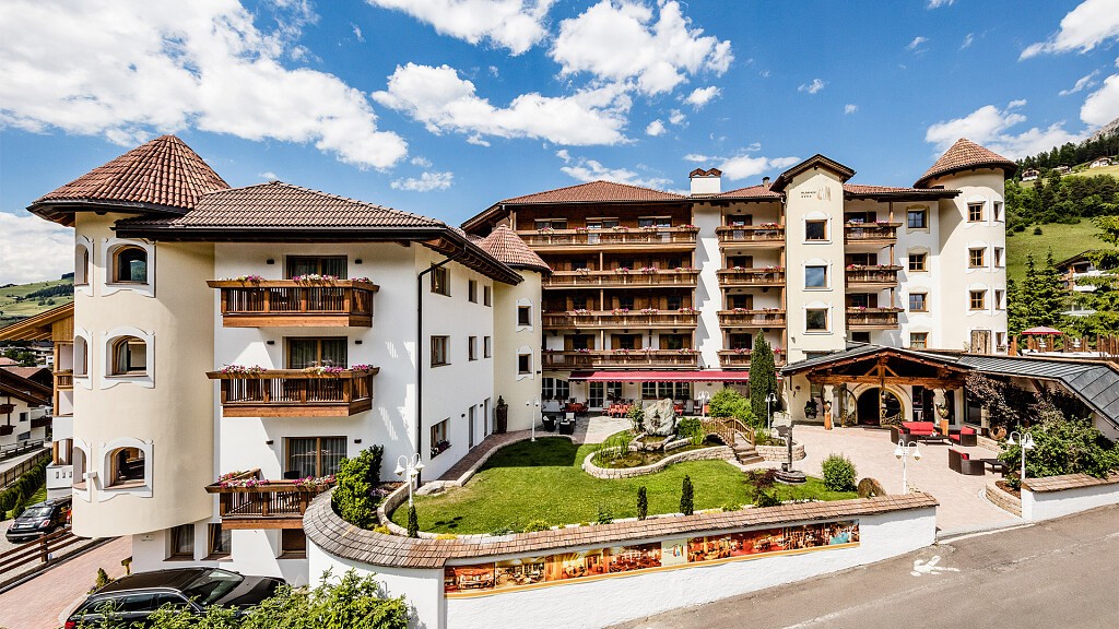 Almhof Hotel Call riapre a maggio con diverse offerte per la vacanza a San Vigilio di Marebbe