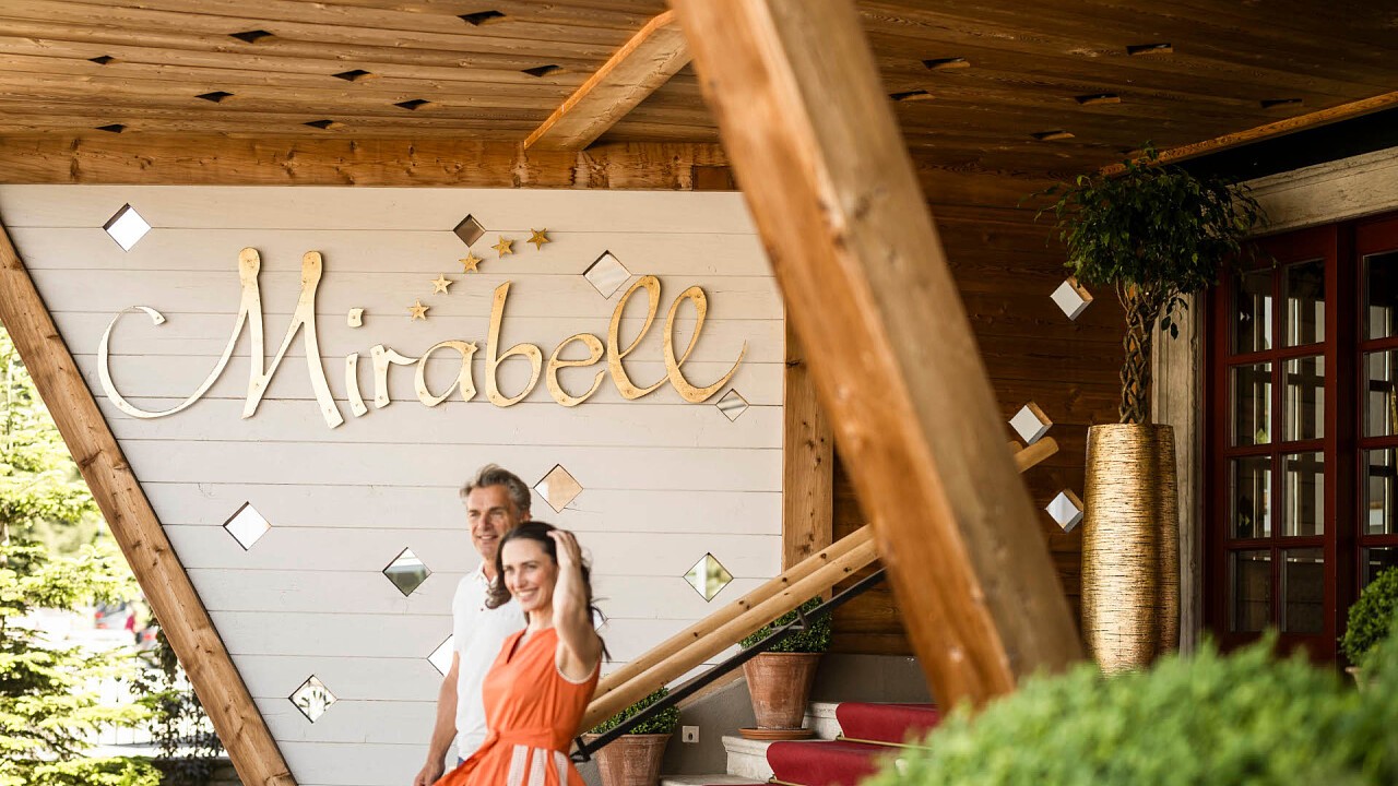 coppia entrata hotel Mirabell valdaora