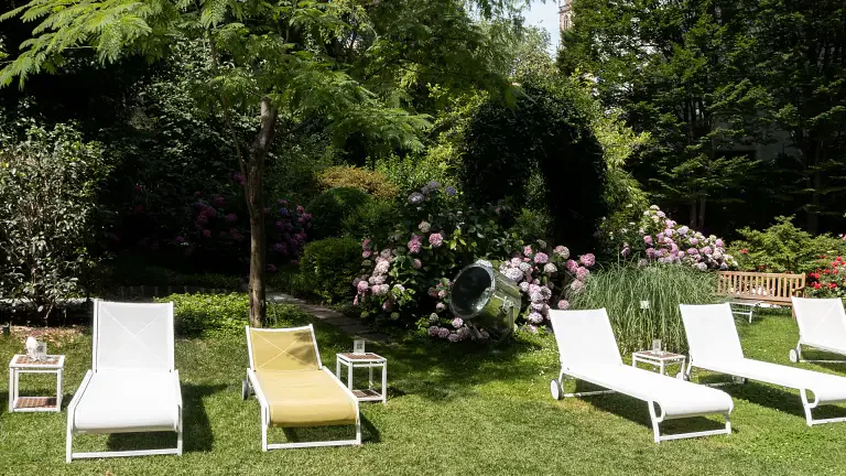 sdrai in giardino Parkhotel Laurin