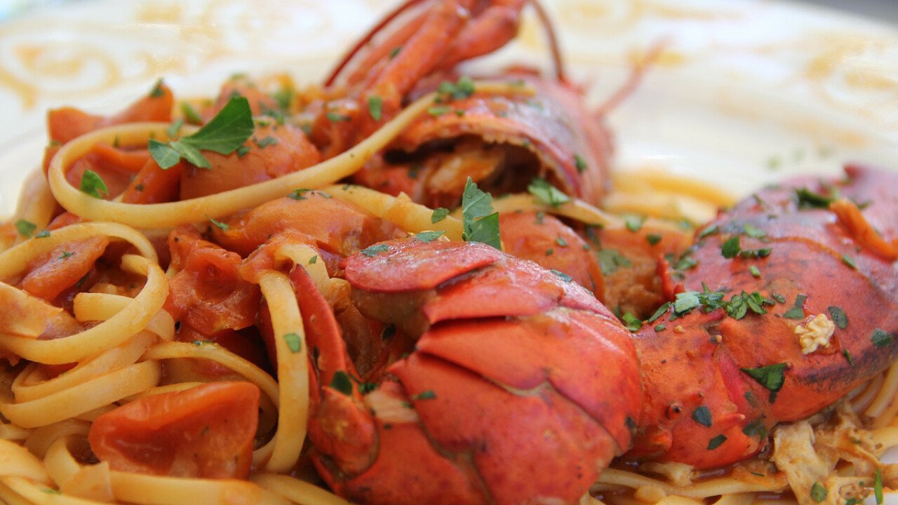 cappellini_ai_mirtilli_con_astice_in_salsa_tiepida_di_finferli_e_zafferano_pixabay_hirisflower