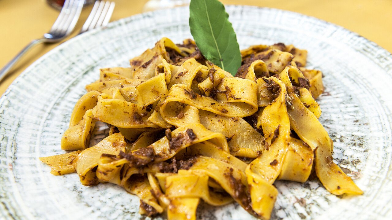 tagliatelle_alle_noci_con_arrosto_di_maiale_dreamstime_Antonio_Truzzi