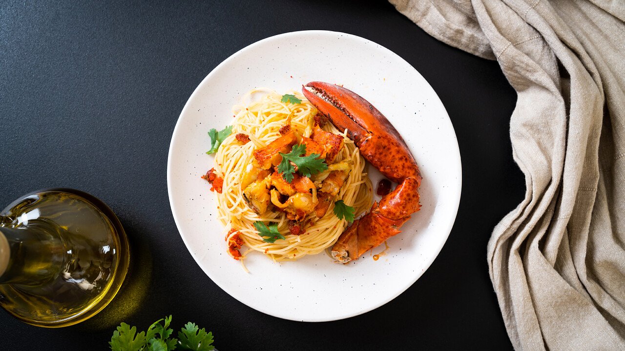 cappellini_ai_mirtilli_con_astice_in_salsa_tiepida_di_finferli_e_zafferano_02_shutterstock