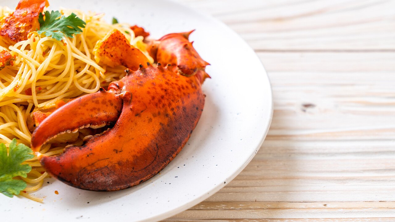 cappellini_ai_mirtilli_con_astice_in_salsa_tiepida_di_finferli_e_zafferano_01_shutterstock