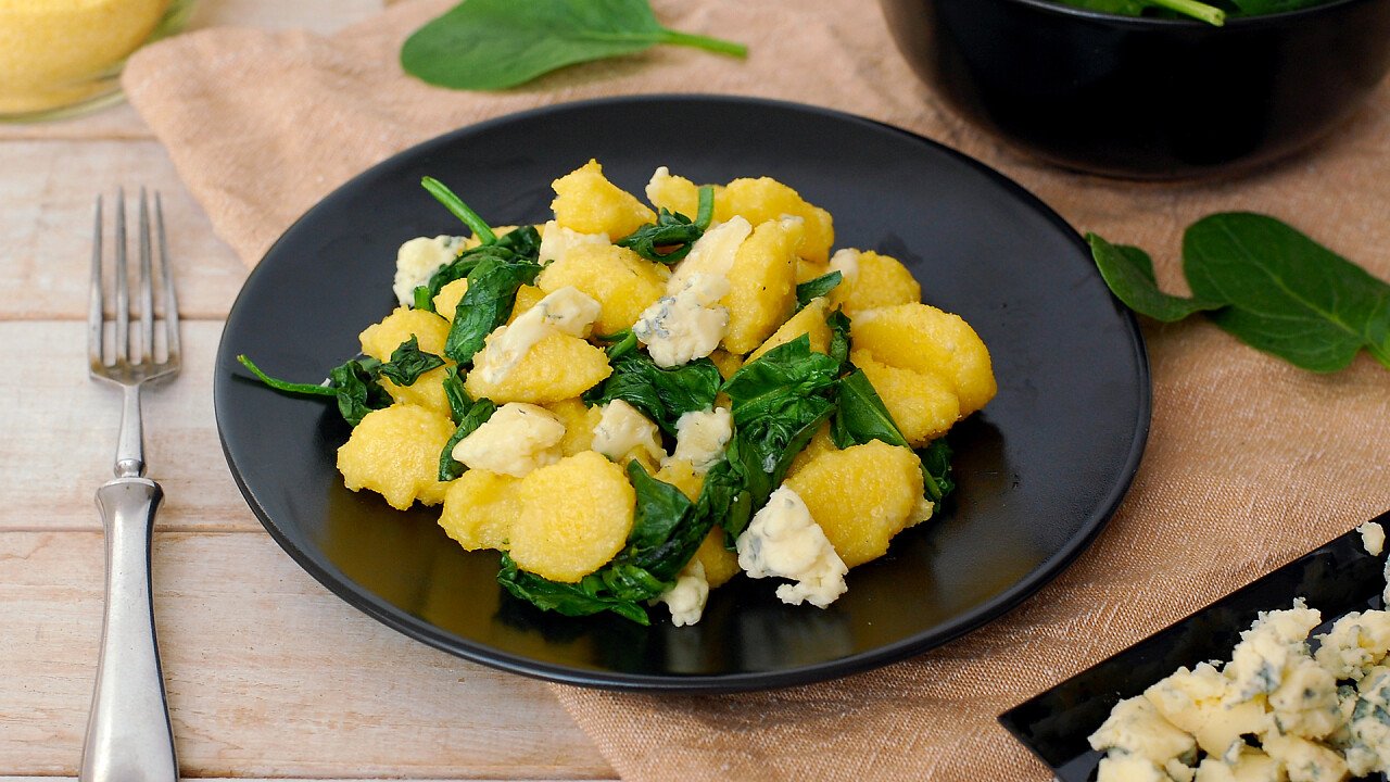 gnocchetti_di_polenta_alla_crema_di_latte_e_ricotta_nostrana_affumicata_02_shutterstock