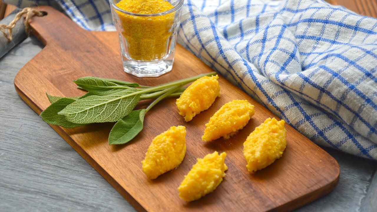 gnocchetti_di_polenta_alla_crema_di_latte_e_ricotta_nostrana_affumicata_01_shutterstock