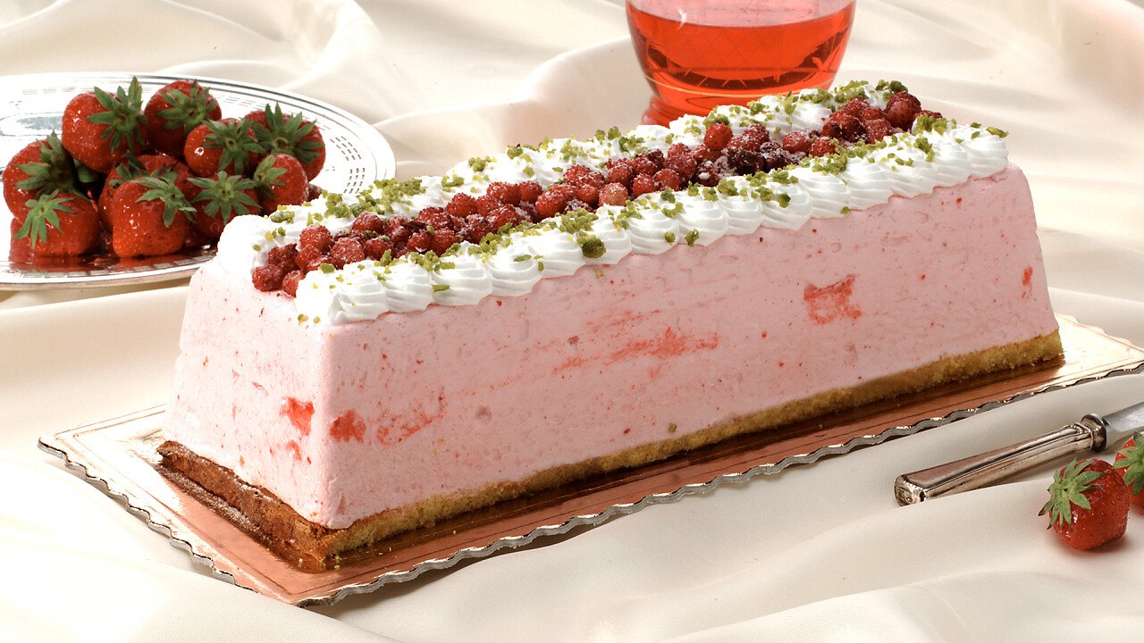 bavarese_alle_fragoline_di_bosco_con_crema_vaniglia_e_salsa_al_cioccolato_fondente_01_shutterstock