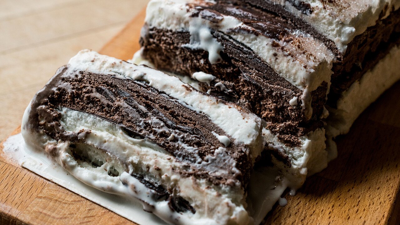 semifreddo_al_cioccolato_con_salsa_alla_vaniglia_dreamstime_Alp_Aksoy