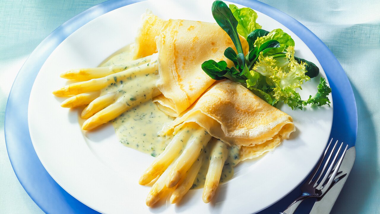 crespelle_al_sesamo_con_asparagi_e_salsa_al_crescione_01_shutterstock