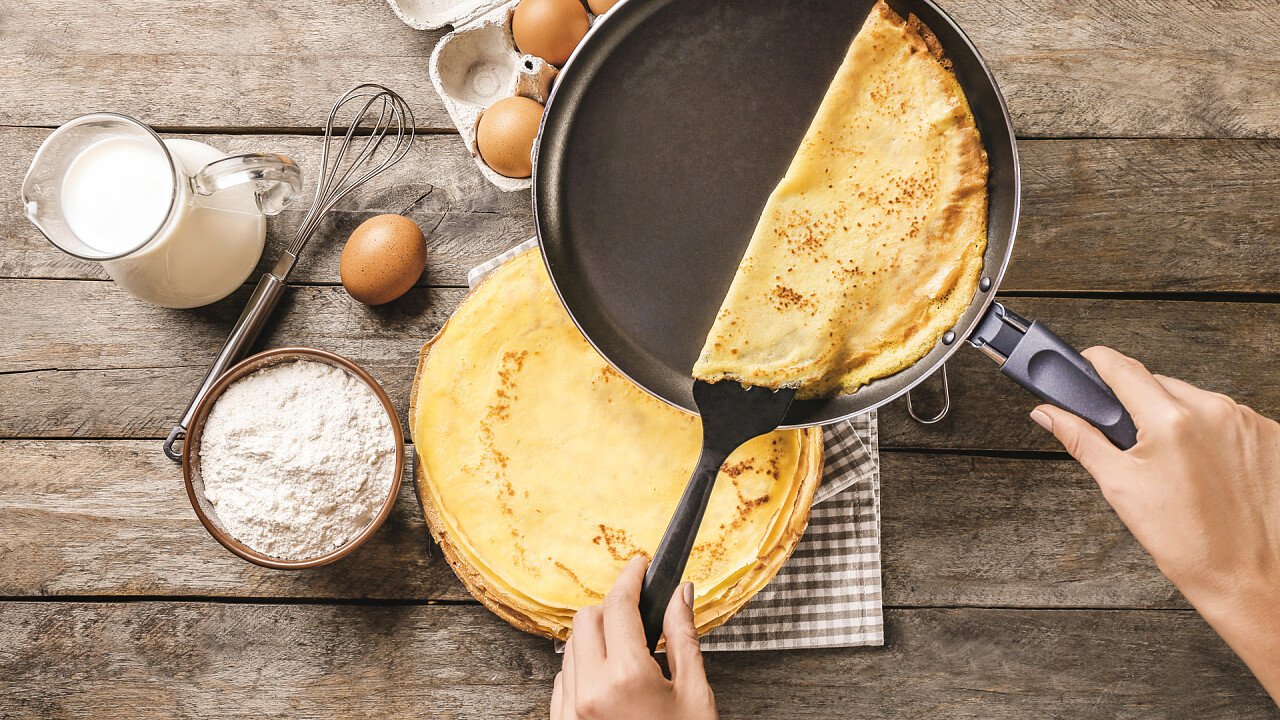 crespelle_al_sesamo_con_asparagi_e_salsa_al_crescione_01_shutterstock