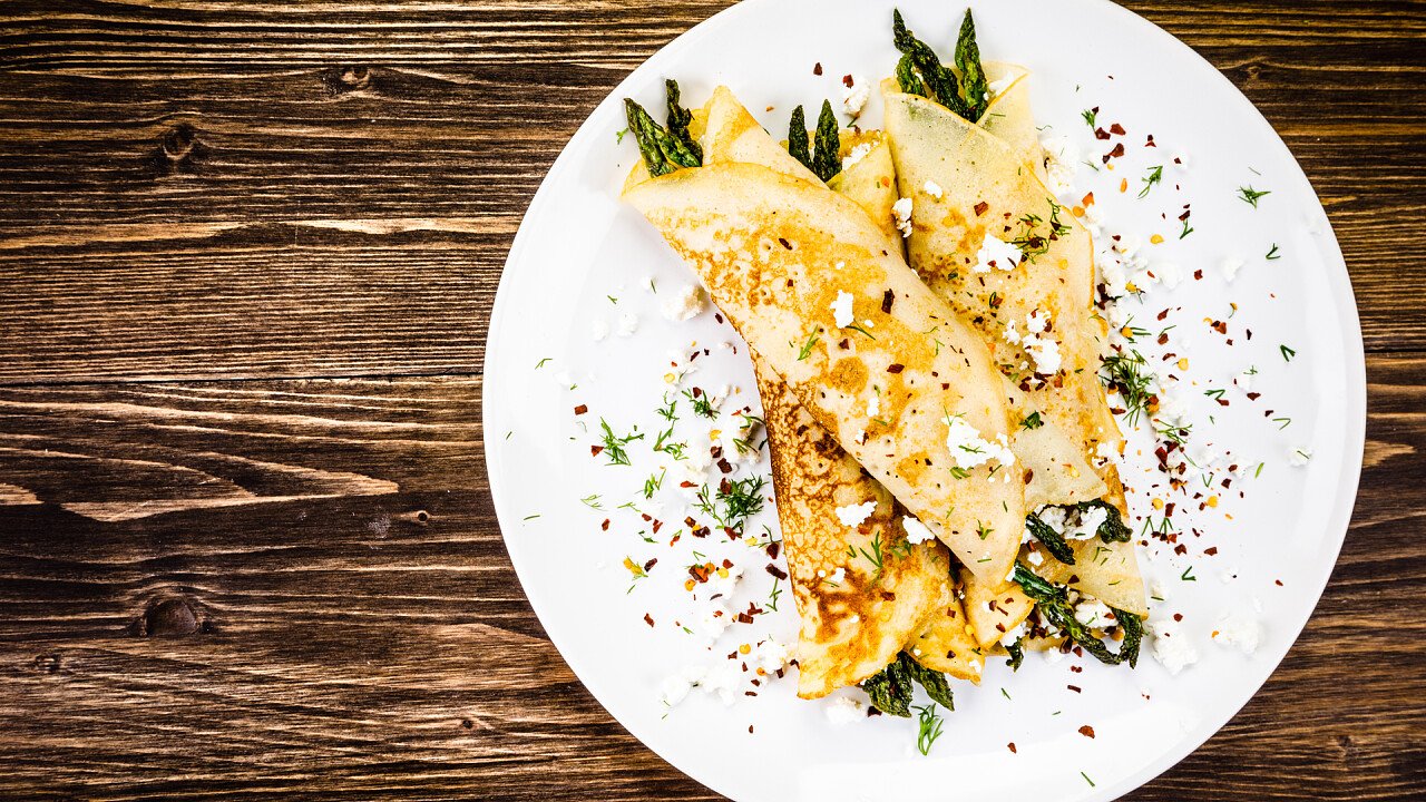 crespelle_al_sesamo_con_asparagi_e_salsa_al_crescione_01_shutterstock