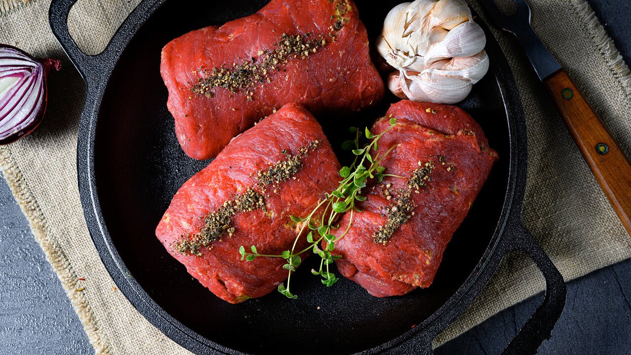 fagottini_di_carne_salada_flambati_al_calvados_su_crema_di_faglioli_di_lamon_01_shutterstock