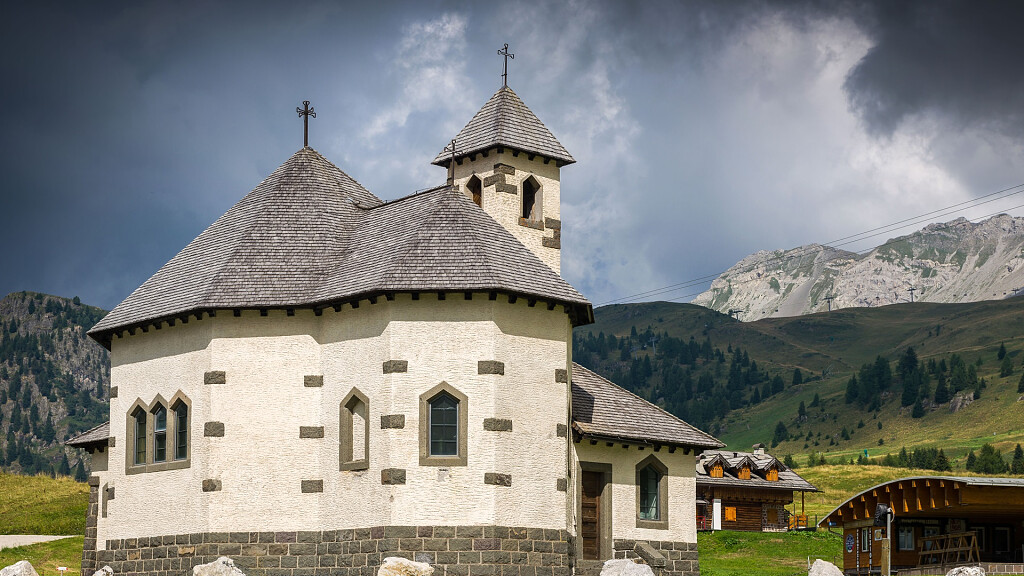 Passo San Pellegrino piste assolate e sentieri storici per il trekking