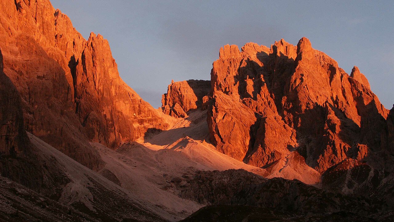 Enrosadira sulle Dolomiti UNESCO tra Comelico e Sappada