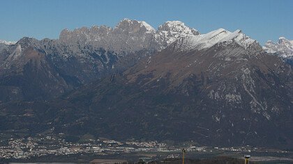 Il centro storico di Belluno con la Schiara e le Dolomiti nello sfondo