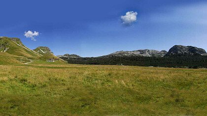 Il centro storico di Belluno con la Schiara e le Dolomiti nello sfondo