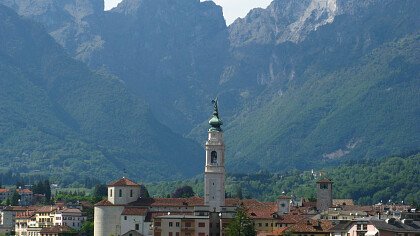 Il centro storico di Belluno con la Schiara e le Dolomiti nello sfondo