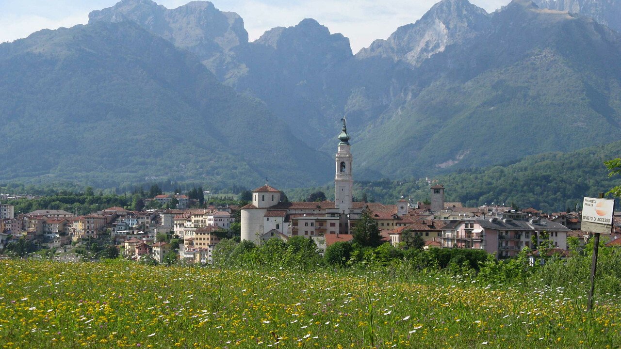 Il centro storico di Belluno con le Dolomiti Bellunesi nello sfondo