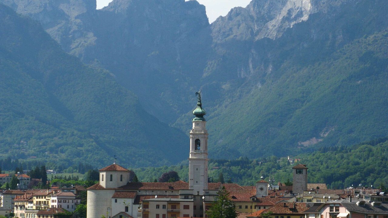 Il centro storico di Belluno con le Dolomiti Bellunesi nello sfondo
