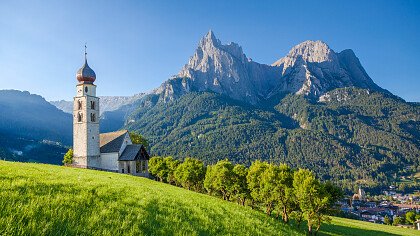 winter hut close to sciliar alpe di siusi - Depositphotos