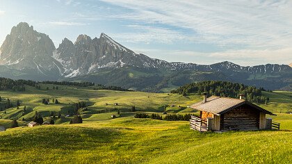 winter hut close to sciliar alpe di siusi - Depositphotos