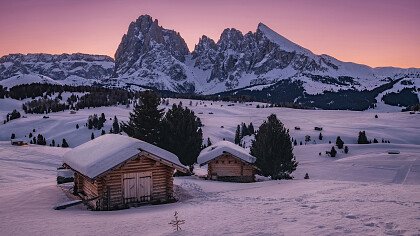 Hütte mit Blick auf den Sciliar in Winter Seiser Alm - Depositphotos