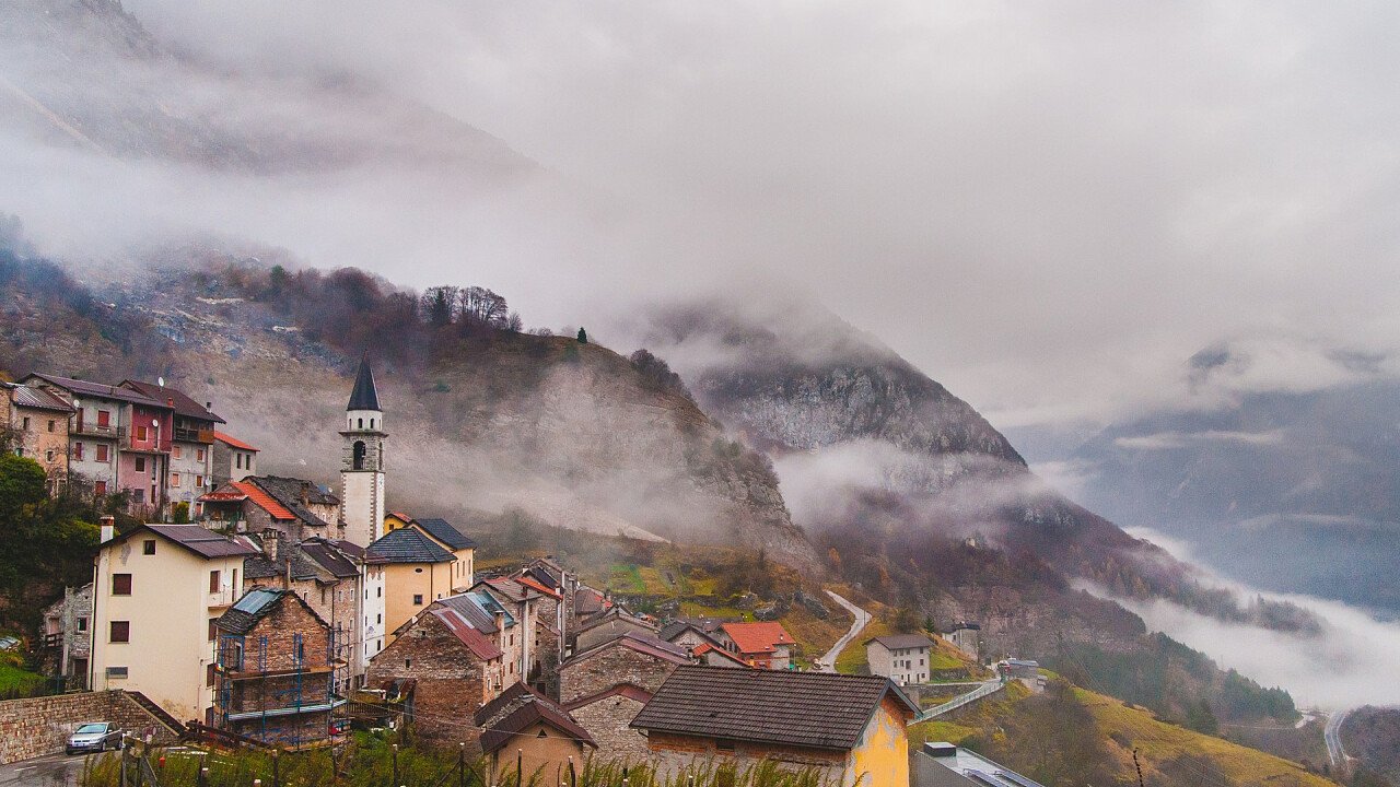 paese_erto_autunno_dreamstime_davide_banaldo