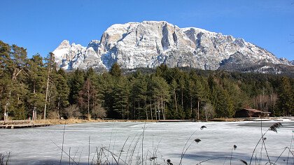 Bank in der Nähe des Sees im Winter Völs am Schlern