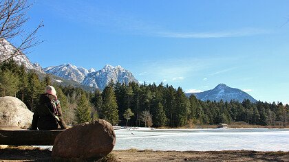 Bank in der Nähe des Sees im Winter Völs am Schlern