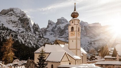 Kirche mit Schnee in Kolfuschg