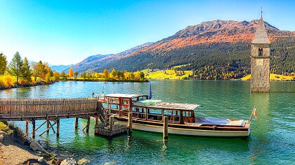 Gefrorener Reschensee im Winter