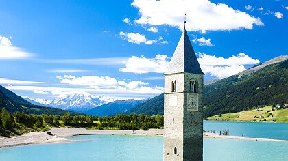 Giornata soleggiata d'inverno al lago di Resia