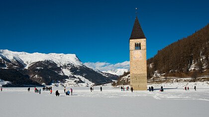 Sunny winter day at the Resia lake