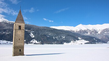 Sonniger Wintertag am Reschensee