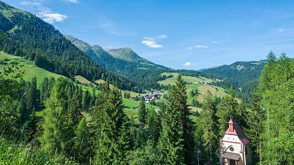 Kapelle inmitten der Natur in Proveis